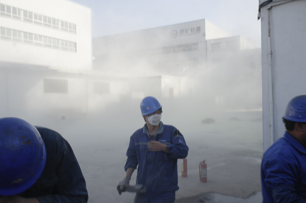 在人造濃煙中，員工全部安全撤離